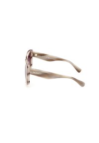 Asetaatin aurinkolasit vaaleanruskeassa sävyssä, jossa on marmorikuvio; paksu kehys, kapenevat varret ja kaiverrettu logo sisäpuolella.