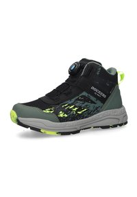 Männlicher Wanderschuh mit schwarzem und grünem Obermaterial, strukturiertem Material, Gummisohle, leuchtend gelben Akzenten und dem BOA-Fit-System für einen sicheren Sitz.