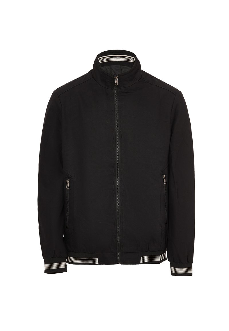 Giacca bomber nera con colletto rialzato, chiusura con zip davanti e polsini a righe. Presenta due tasche laterali e una finitura liscia e testurizzata.