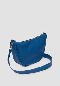 Blaue Ledertasche mit Schulterriemen, runder Form, strukturiertem Oberflächen und Reißverschluss. Mit einem langen, verstellbaren Tragegurt.