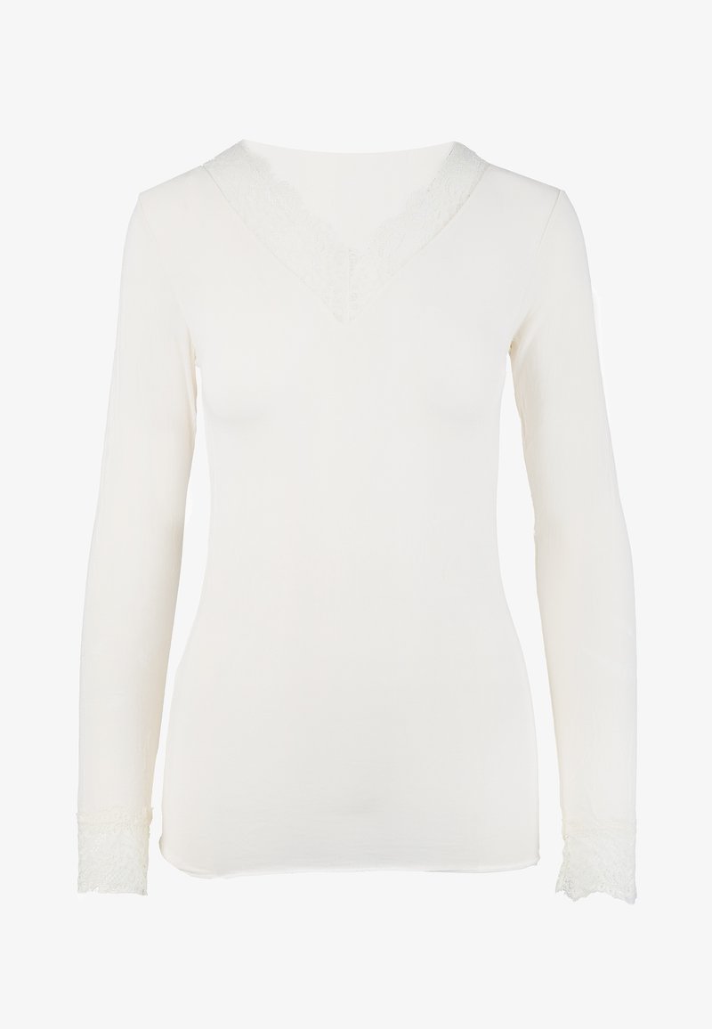Witte langarmtop met een V-hals, voorzien van kantafwerking op de halslijn en mouwen, gemaakt van een gladde, lichte stof.