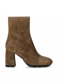 Stivale alla caviglia in suede marrone con punta quadrata, tacco spesso e superficie texturizzata. Presenta una suola in gomma nera solida.