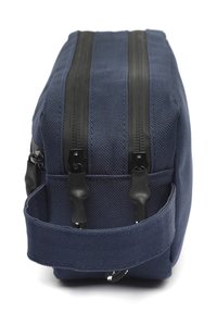 Borsa in tessuto navy con doppie cerniere nere, forma rettangolare, superficie texturizzata e manico laterale per un facile trasporto.