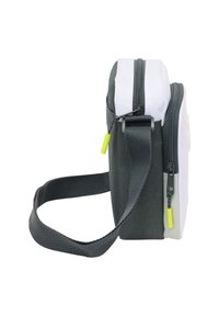 Borsa a tracolla compatta e rettangolare con due scomparti con zip, tessuto bianco e nero, tracolla nera regolabile e zip gialle.