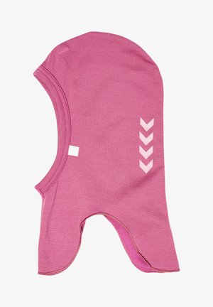 En lyserød balaclava lavet af blødt stof har en glat overflade, rund åbning til ansigtet og tre opadgående chevrons på siden.