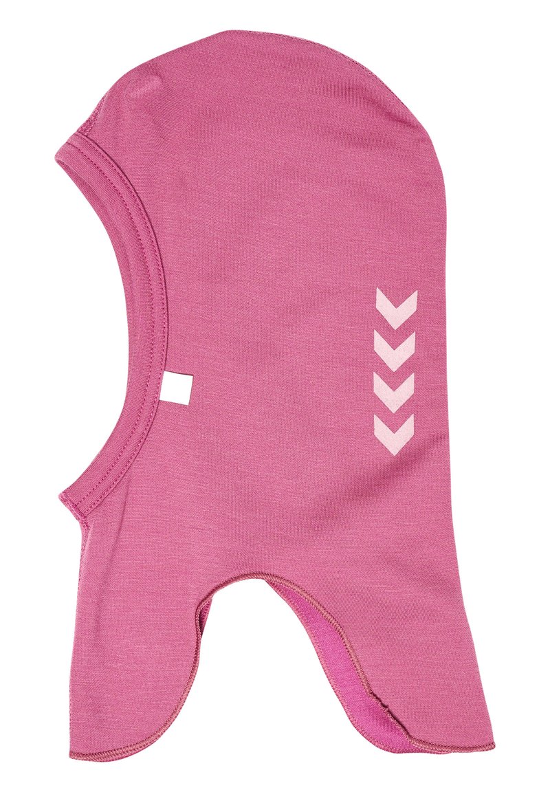 En rosa balaklava i mjukt tyg med en slät yta, rund öppning för ansiktet och tre uppåtgående chevroner på sidan.