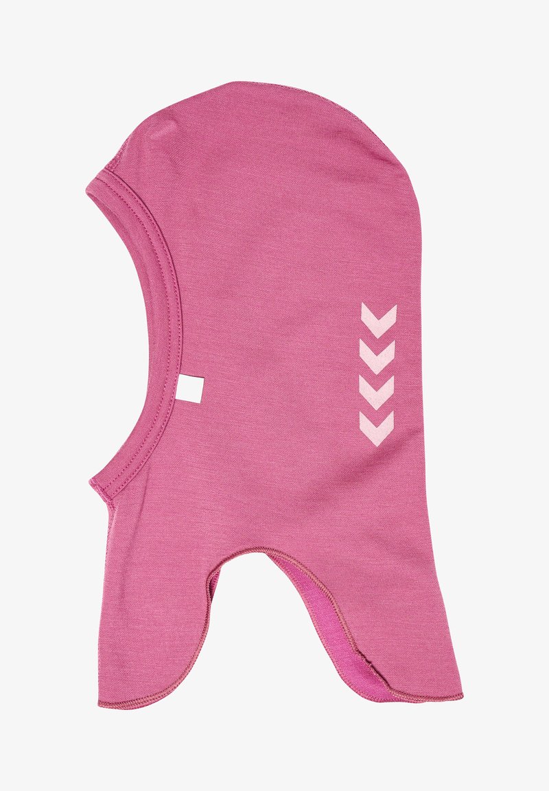 Roze balaclava van zachte stof met een gladde textuur, ronde opening voor het gezicht en drie omhoog wijzende chevrons aan de zijkant.