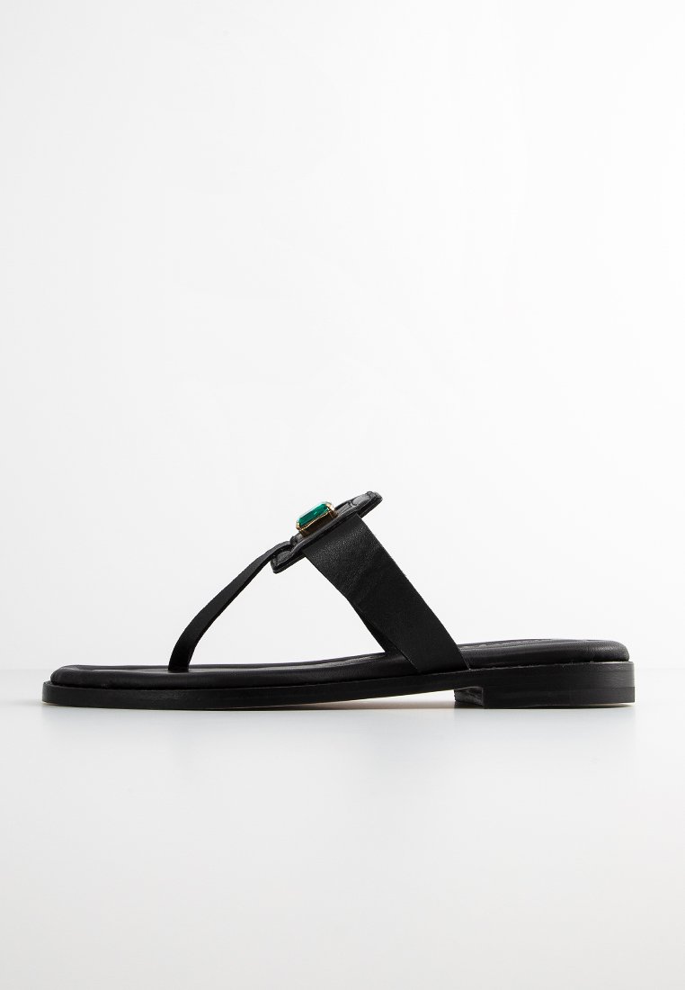 Sandale cu baretă între degete