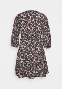 Blommig klänning med 3/4-långa ärmar, figursydd midja och svängd kjol. Har en mörkgrön bakgrund med rosa, vita och lila blommor.