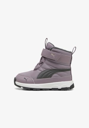 Fioletowe wodoodporne botki z czarnym paskiem, z rzepem i teksturowanym wnętrzem. Podeszwa jest gruba z kontrastującą białą wkładką.