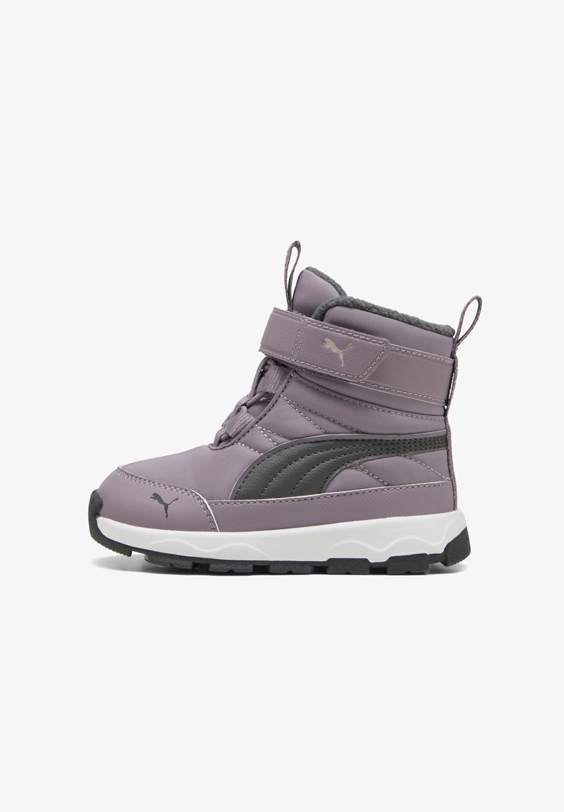 Lilla vandtæt støvle med en sort stribe, Velcro-strop og tekstureret foring. Sålen er tyk med en kontrasterende hvid mellemsål.