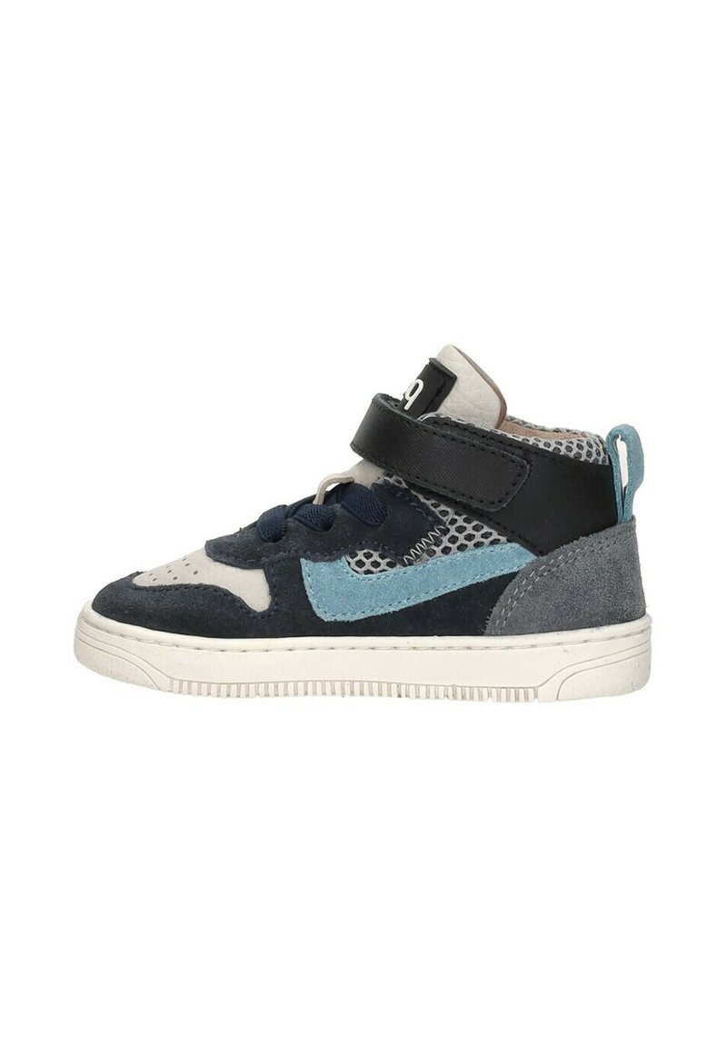Hoge sneaker met een bovenwerk van marineblauw, grijs en lichtblauw suede, gaaspanelen, een witte rubberen zool en een klittenbandsluiting. Bevat doorgestikte accenten.
