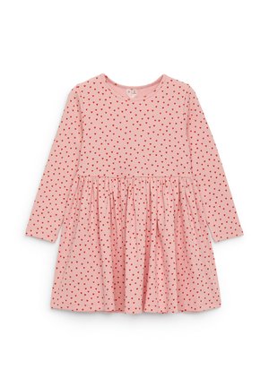 Vestido rosa de manga larga para niño pequeño con estampado de corazones rojos y falda fruncida, colocado plano sobre fondo blanco.