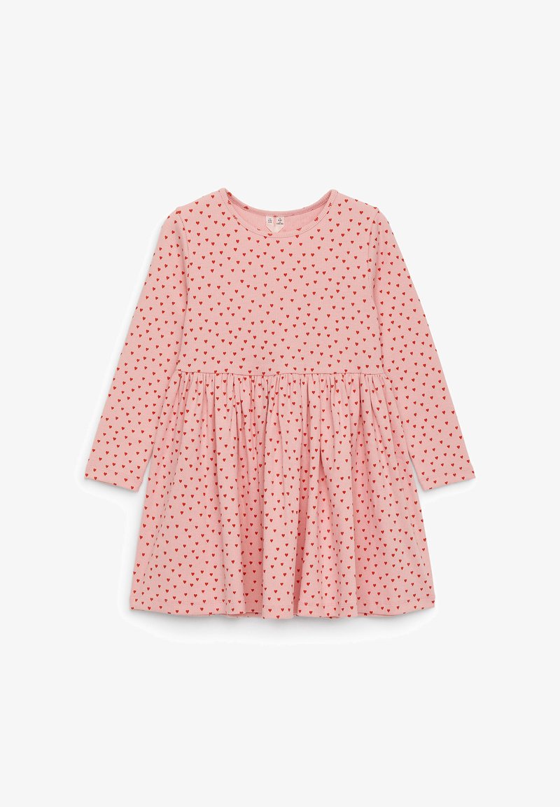 Robe rose à manches longues pour tout-petit avec motif de cœur rouge et jupe froncée, posée à plat sur fond blanc.