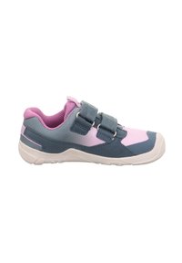 Kindersport-Schuh mit einem blau-rosa Mesh-Obermaterial, Klettverschlussriemen und einer weißen Gummisohle; verfügt über strukturierte Akzente und eine abgerundete Form.