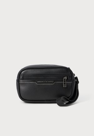 Geantă de umăr din piele neagră, cu închidere cu fermoar, suprafață texturată și accesorii din argint. Prezintă logo-ul "Armani Exchange" pe față.