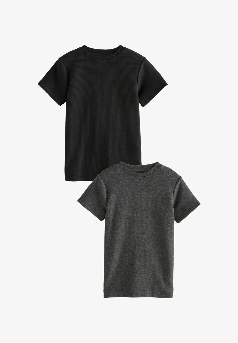 Due magliette a maniche corte, una nera e l'altra grigia scura. Hanno una texture a coste e colli rotondi, con design semplici e puliti.