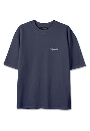 Tmavě modré žebrované triko s krátkým rukávem, kulatým výstřihem a malým bílým logem "Pegador" na levé straně hrudi.