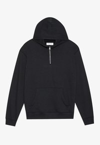 Sudadera con capucha negra hecha de un tejido suave, que cuenta con un medio cierre en el cuello y un bolsillo frontal tipo canguro. Los puños y el dobladillo son acanalados.