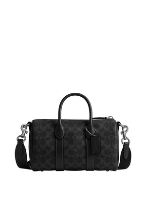 Zwart handtasje met patroon, voorzien van twee handvatten, verstelbare schouderriem en een bevestigd rechthoekig label aan een ketting.