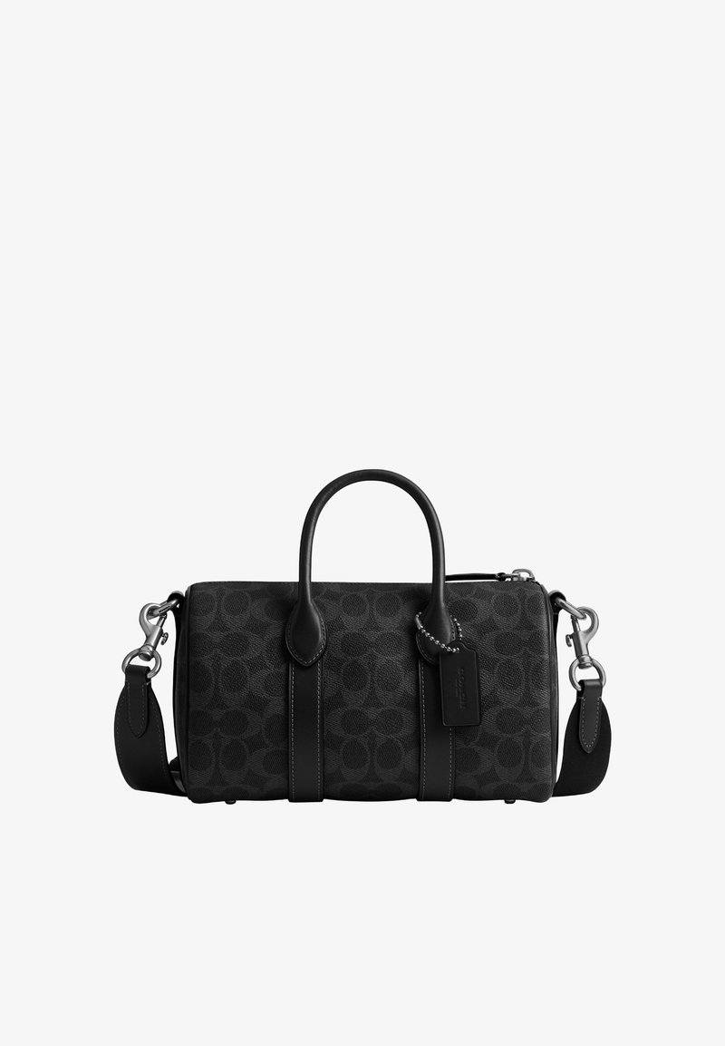 Schwarze Handtasche mit Muster, zwei Griffen, verstellbarem Schulterriemen und einem an einer Kette befestigten rechteckigen Anhänger.