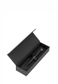 Stylo en métal noir dans une boîte-cadeau noire, avec un intérieur doux, maintenu par une sangle en tissu. Le stylo a une surface lisse et un accent en argent.