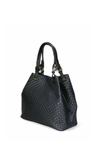 Vävd läderhandväska i mörk marin med dubbla handtag av svart läder och silverfärgad hårdvara. Har en strukturerad form och texturerad yta.