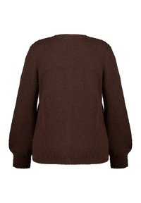 Pull en maille marron avec une finition douce et texturée, coupe ample et manches longues. Comprend un col rond et un ourlet côtelé.
