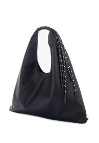 Borsa a mano in pelle nera con un design morbido, dotata di un manico intrecciato e borchie decorative dorate sui lati. Texture liscia, forma minimalista.