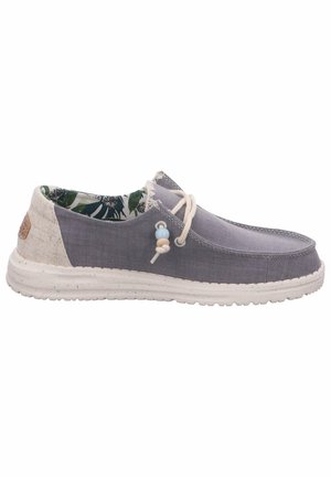 Graue Leinenschuhe mit strukturiertem Finish, weißer Gummisohle und dekorativen Perlen-Schnürsenkeln. Das Innere ist mit einem tropischen Druckfutter versehen.