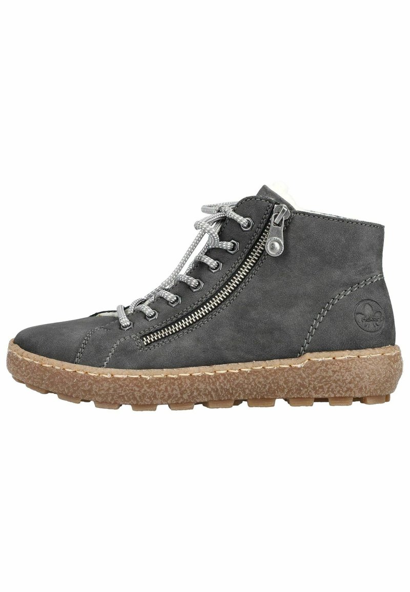 Graue Wildleder-Stiefeletten mit strukturiertem beigem Gummisohle, grauen Schnürsenkeln und seitlichem Reißverschluss. Logo-Detail an der Ferse.
