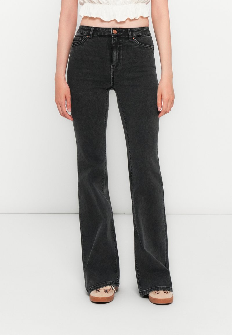Jean évasé noir en denim, avec des détails de couture subtile, une fermeture à bouton et une taille mi-haute.