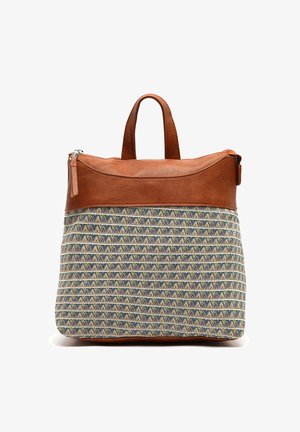 Brauner Leder-Rucksack mit gemustertem Stoff und geometrischem Design, ausgestattet mit einem oberen Griff und einem Reißverschluss.