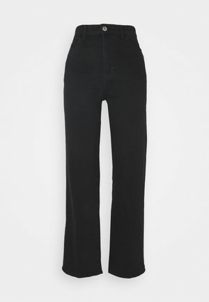 Jean noir taille haute à jambes droites avec fermeture à boutons et passants de ceinture, présenté sur fond blanc uni.