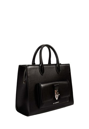 Sac à main en cuir noir avec deux poignées, poche avant à rabat avec fermoir argenté, et logo "BY-CHABRAND" sous la poche.
