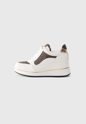 Sneaker platform bianco con pannelli texturizzati marroni, rifiniture dorate, chiusura con lacci frontalmente e dettaglio metallico dorato sul tallone, su uno sfondo neutro.