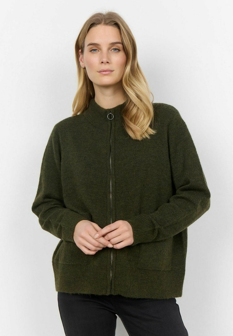 Mörkgrön stickad cardigan med hög krage, framdragkedja och två sidofickor. Mjuk textur och ribbade ärmslut för en tät passform.