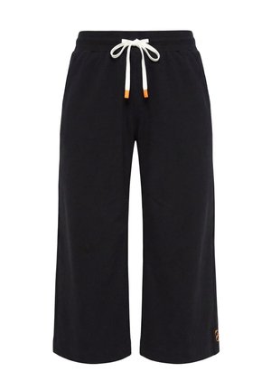 Schwarze, weit geschnittene, gekürzte Hose mit weißem Kordelzug, der orangefarbene Spitzen hat, und kleinem orangem Logo nahe dem Saum am rechten Bein.