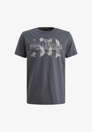 Tmavohnedé bavlnené tričko s krátkymi rukávmi, s bielymi a svetložltými grafikami, ktoré znie "PME Legend" a "Exploring the Elements."