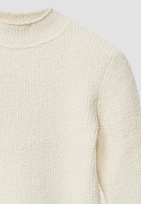 Cremefarbenes, strukturiertes Strickpullover mit hohem Rundhalsausschnitt und langen Ärmeln, von vorne gezeigt.