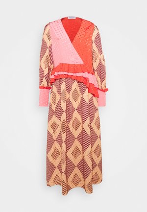 Robe longue portefeuille rose, rouge et beige. Présente des pois et des motifs géométriques avec une taille froncée et des manches longues. Tissu doux.