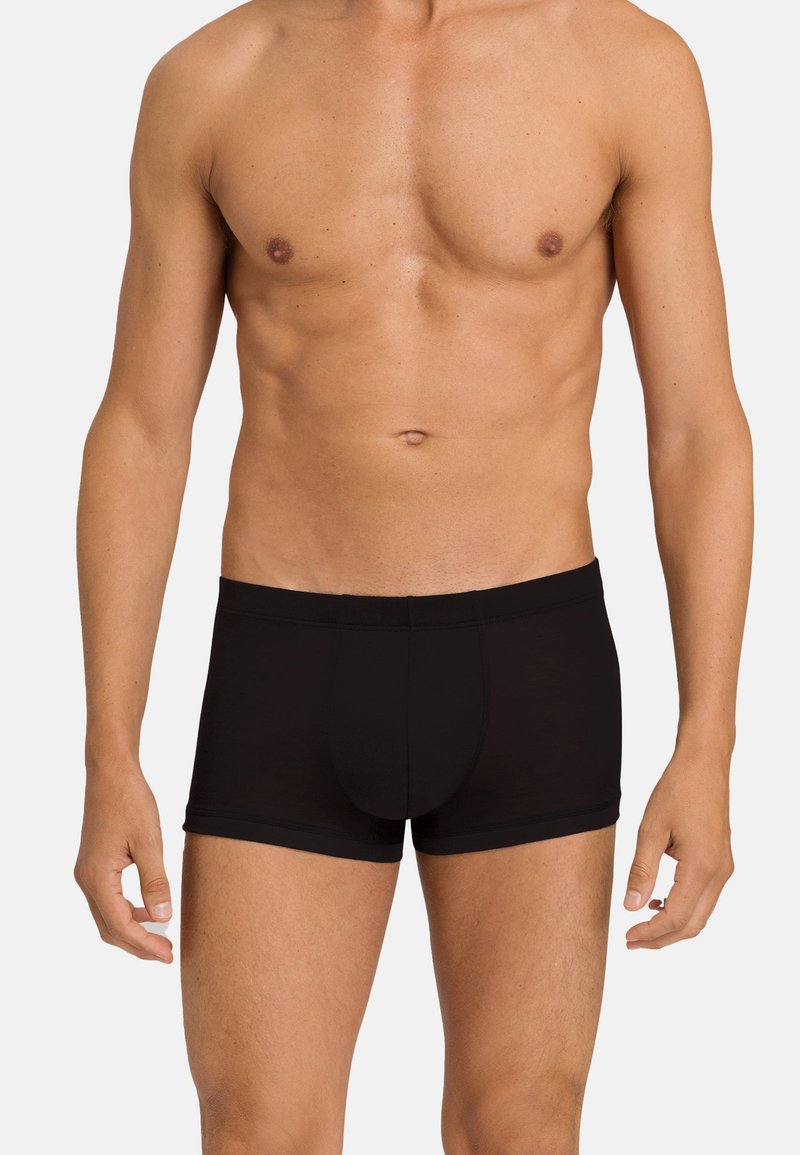 Černé boxerky vyrobené z hladkého, strečového materiálu. Mají přiléhavý design a elastický pas s centrální kapsou.