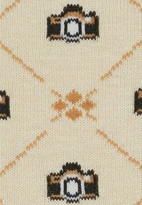 Strickgewebe in Creme mit einem wiederholten Muster von Kameras in Braun und Schwarz, akzentuiert durch orangefarbene Rauten und Linien.