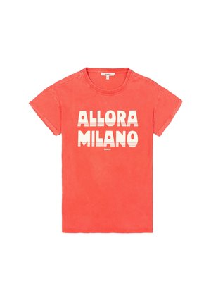 T-shirt rouge corail à manches courtes avec texte blanc en gras "ALLORA MILANO" et petit nom de la marque "GARCIA" en dessous à l'avant.