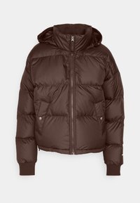 Braune Pufferjacke mit hohem Kragen, durchgehendem Reißverschluss, gerippten Bündchen und einer kastigen Silhouette mit Knopf-Details an den Taschen.