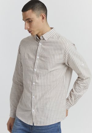 Camicia a maniche lunghe a righe marrone chiaro e bianco con colletto button-down e bottoni bianchi, caratterizzata da un orlo curvo e un tessuto testurizzato.