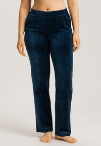 Navy velour-housupihht, jossa on pehmeä tekstuuri, joustava vyötärö ja suora lahje, jossa on sileä pinta eikä näkyviä yksityiskohtia.