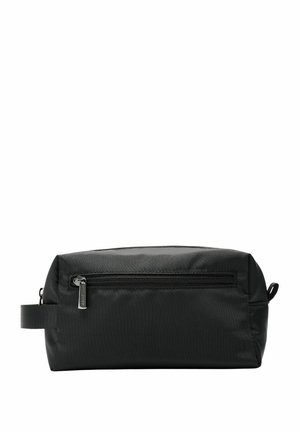 Sort nylon toilettaske med rektangulær form, der har en toplukning med lynlås og et sideløkke til nem transport. Teksturerede overfladedetaljer.