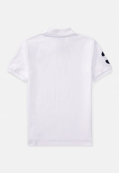 Balta polo krekls ar klasisku apkakli, īsām piedurknēm un tumši zilām akcentēm uz pleciem. Gluda tekstūra bez redzamām rakstām.