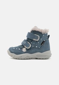 Blaue Wildleder-Ankle-Boots mit weißen Punkten, grauem Kunstfellbesatz und zwei Klettverschlüssen. Dicke graue Gummisohle mit strukturiertem Muster.